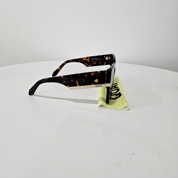 Quay Notorious Sunglasses - Picture 3 of 7